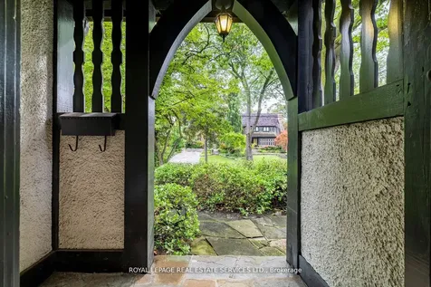 18 Queen Marys Drive Toronto ON M8X 1S2