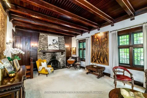 18 Queen Marys Drive Toronto ON M8X 1S2