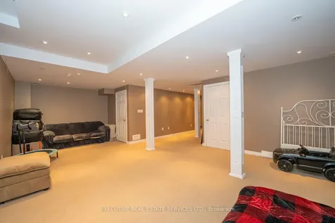 39 Hurst Street Halton Hills ON L7J 2Z8