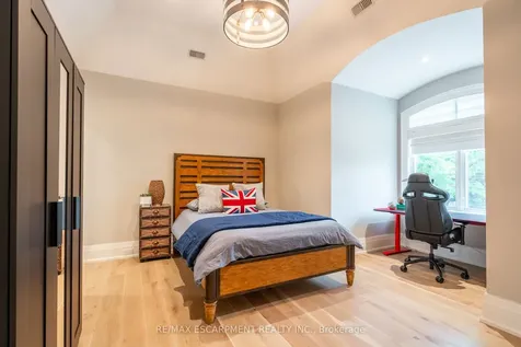 385 Pine Cove Road Burlington ON L7N 1W4