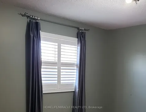 487 Wallenberg Crescent Mississauga ON L5B 3M2