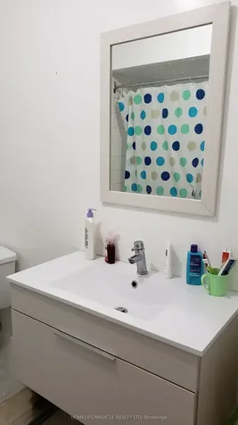 487 Wallenberg Crescent Mississauga ON L5B 3M2