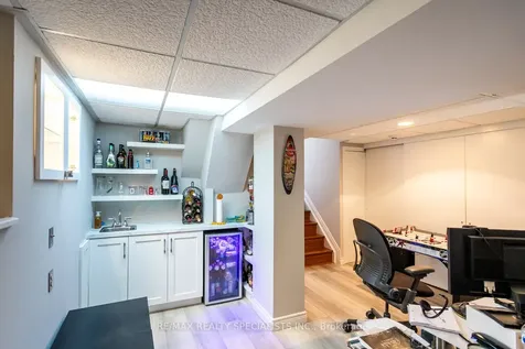 2422 Ventura Drive Oakville ON L6L 2H4