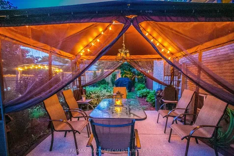2422 Ventura Drive Oakville ON L6L 2H4
