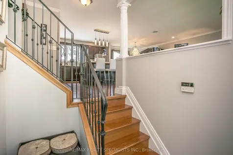 2422 Ventura Drive Oakville ON L6L 2H4