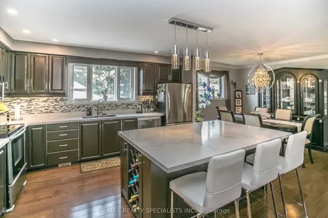 2422 Ventura Drive Oakville ON L6L 2H4
