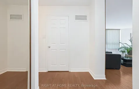 1360 Rathburn Road E Mississauga ON L4W 4H4