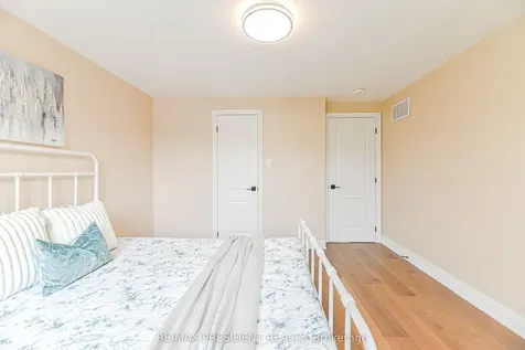 4 Lawnview Court Brampton ON L7G 1T4