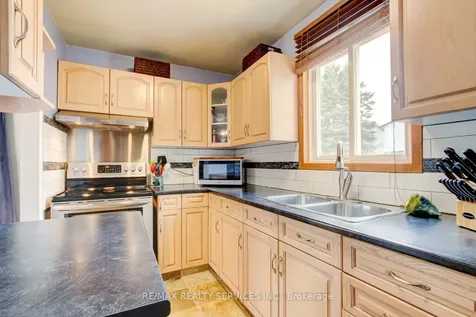 7 Hamlet Court Brampton ON L6S 1X5
