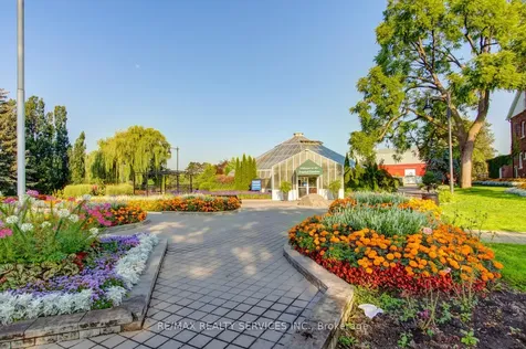 7 Hamlet Court Brampton ON L6S 1X5