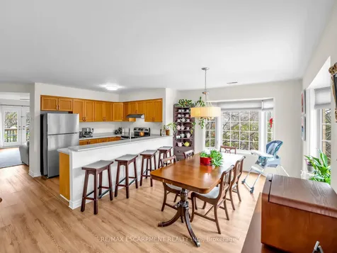 705 Cumberland Avenue Burlington ON L7N 3W4