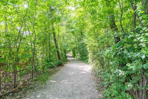 2393 Dalebrook Drive Oakville ON L6H 6K4