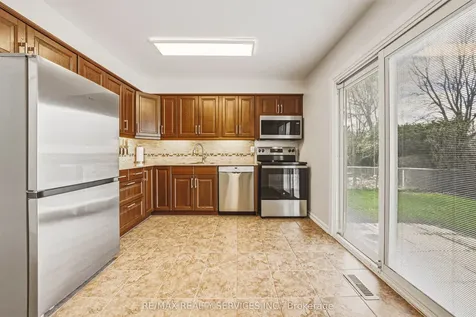 4 Mount Forest Drive Brampton ON L6Z 1B7