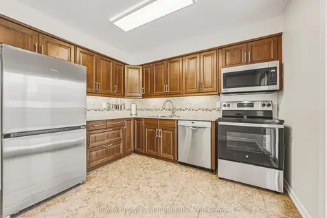 4 Mount Forest Drive Brampton ON L6Z 1B7