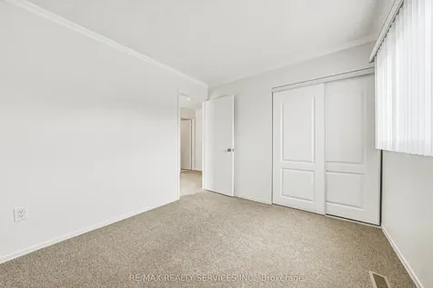 4 Mount Forest Drive Brampton ON L6Z 1B7