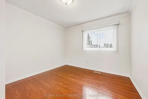 4 Mount Forest Drive Brampton ON L6Z 1B7