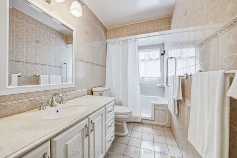 4 Mount Forest Drive Brampton ON L6Z 1B7