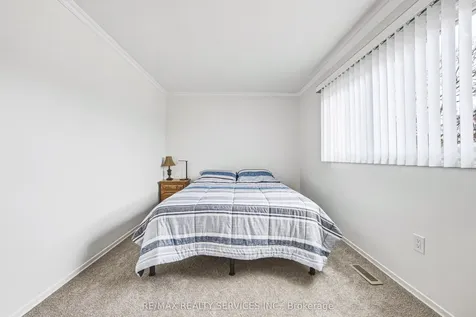 4 Mount Forest Drive Brampton ON L6Z 1B7