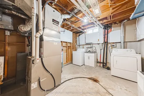 4 Mount Forest Drive Brampton ON L6Z 1B7