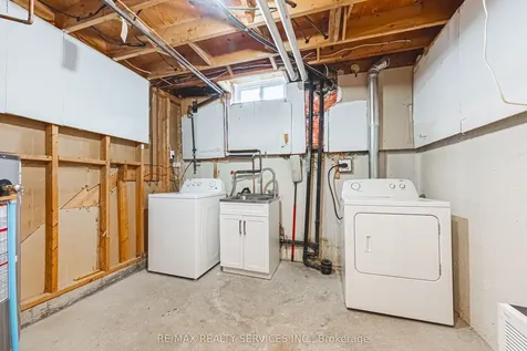 4 Mount Forest Drive Brampton ON L6Z 1B7