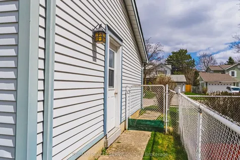 4 Mount Forest Drive Brampton ON L6Z 1B7