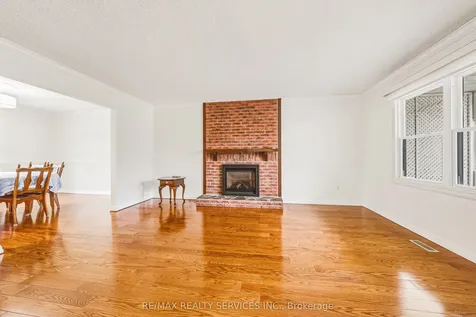 4 Mount Forest Drive Brampton ON L6Z 1B7