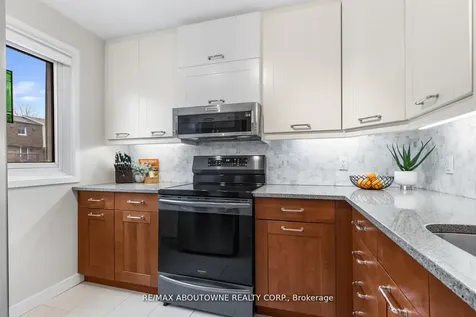 71 Sarah Lane Oakville ON L6L 3V2