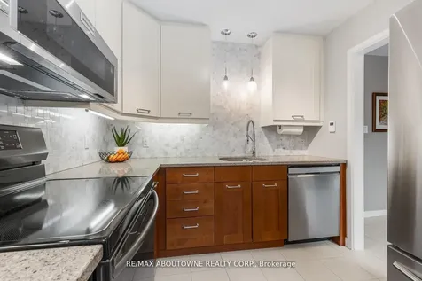 71 Sarah Lane Oakville ON L6L 3V2