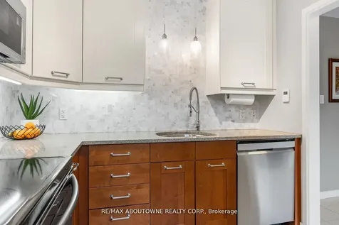 71 Sarah Lane Oakville ON L6L 3V2
