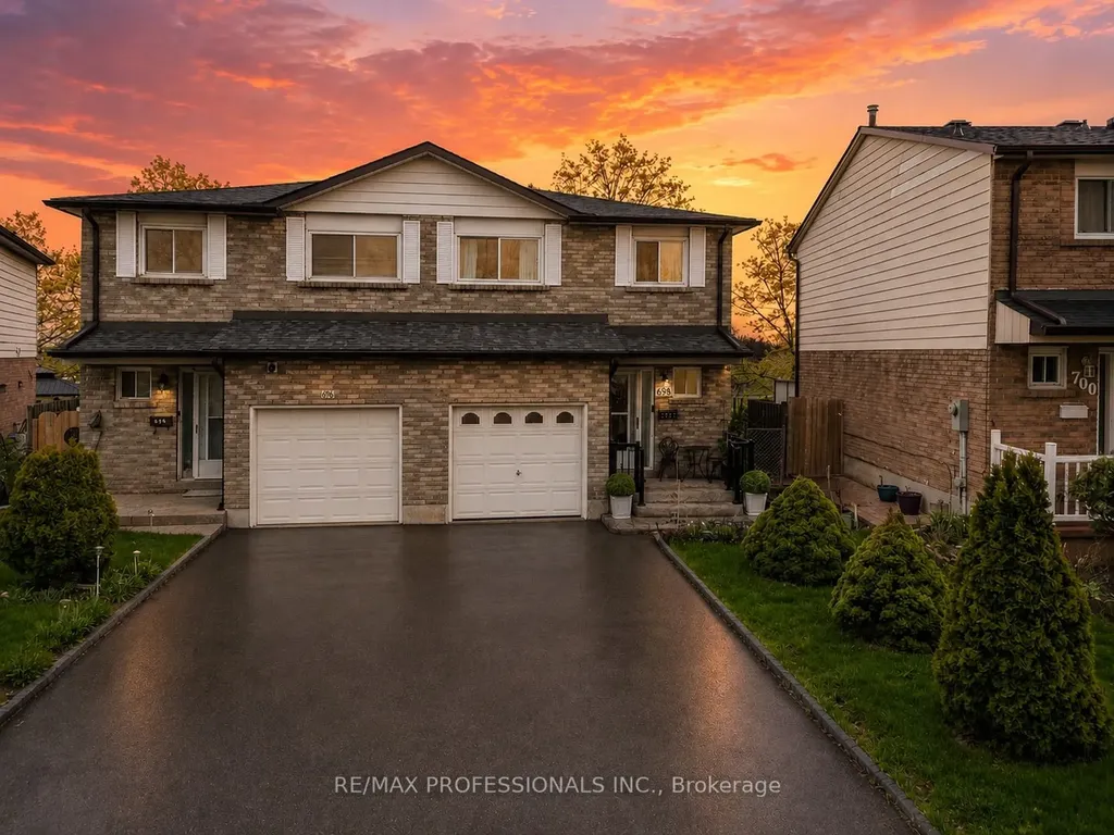 698 Galloway Crescent Mississauga ON L5C 3W1