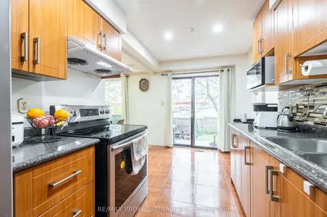698 Galloway Crescent Mississauga ON L5C 3W1