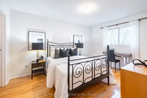 698 Galloway Crescent Mississauga ON L5C 3W1