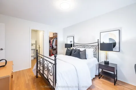 698 Galloway Crescent Mississauga ON L5C 3W1