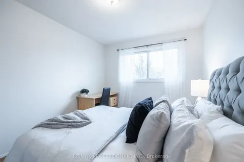 698 Galloway Crescent Mississauga ON L5C 3W1