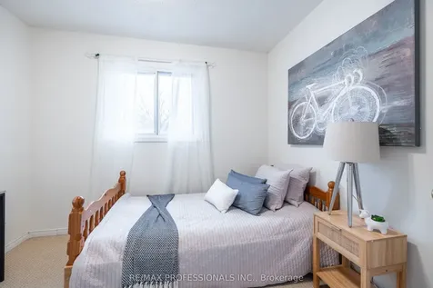 698 Galloway Crescent Mississauga ON L5C 3W1