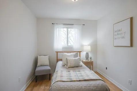 698 Galloway Crescent Mississauga ON L5C 3W1