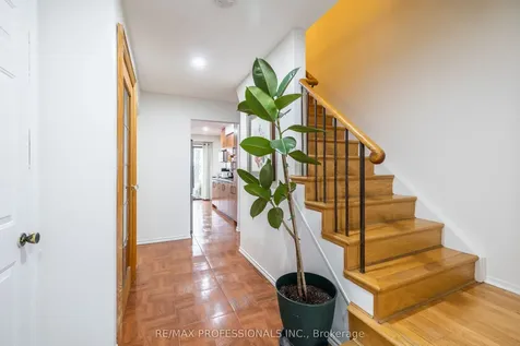 698 Galloway Crescent Mississauga ON L5C 3W1