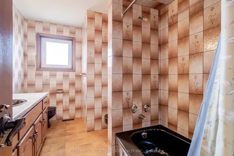 704 Hillman Crescent Mississauga ON L4Y 2J2