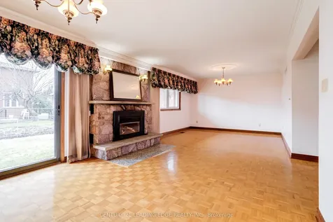 704 Hillman Crescent Mississauga ON L4Y 2J2
