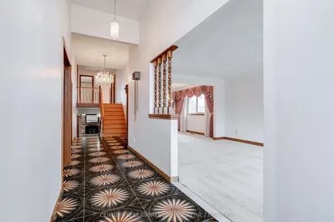 704 Hillman Crescent Mississauga ON L4Y 2J2