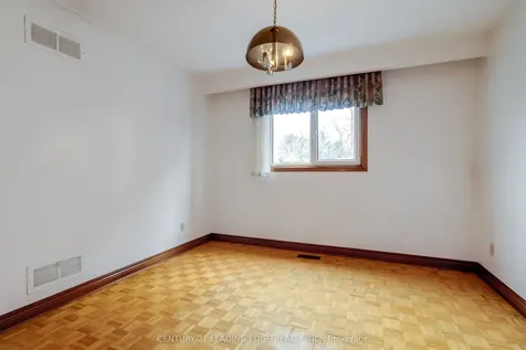 704 Hillman Crescent Mississauga ON L4Y 2J2