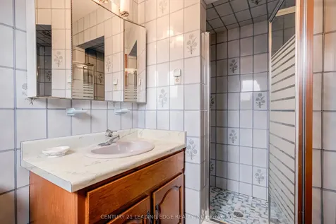 704 Hillman Crescent Mississauga ON L4Y 2J2