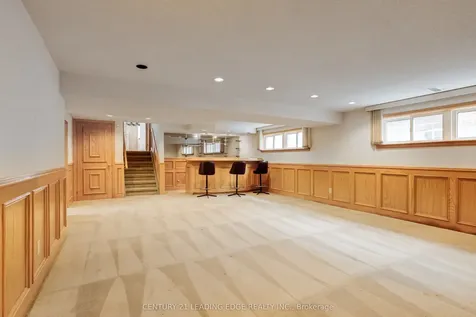 704 Hillman Crescent Mississauga ON L4Y 2J2