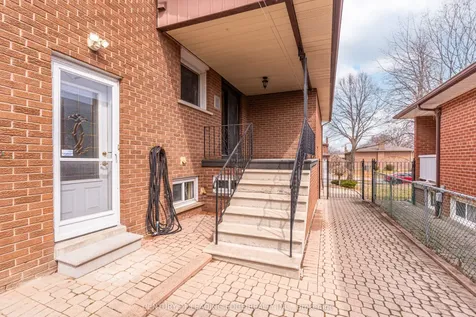 704 Hillman Crescent Mississauga ON L4Y 2J2
