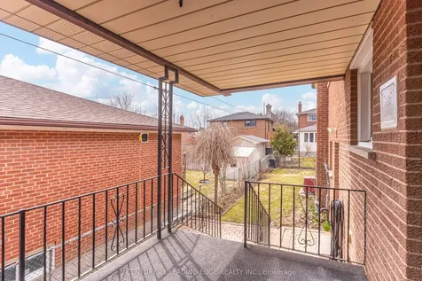 704 Hillman Crescent Mississauga ON L4Y 2J2