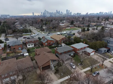 704 Hillman Crescent Mississauga ON L4Y 2J2