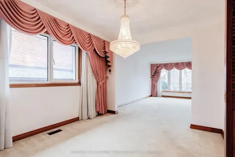 704 Hillman Crescent Mississauga ON L4Y 2J2