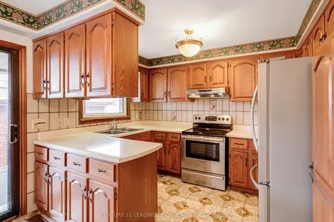 704 Hillman Crescent Mississauga ON L4Y 2J2