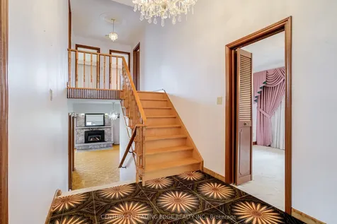 704 Hillman Crescent Mississauga ON L4Y 2J2