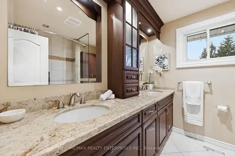 5187 Carousel Court Burlington ON L7L 3W7